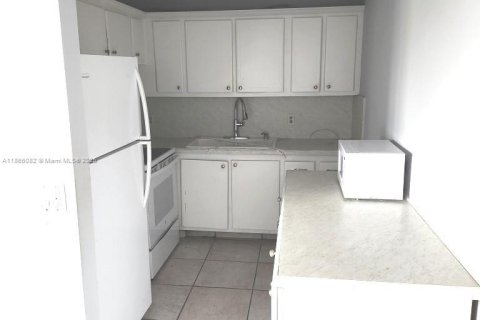 Condo in West Palm Beach, Florida, 2 bedrooms  № 1893500 - photo 7