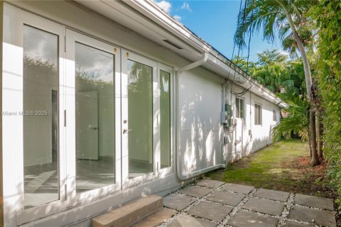 House in Coral Gables, Florida 3 bedrooms, 162.02 sq.m. № 1713497 - photo 23