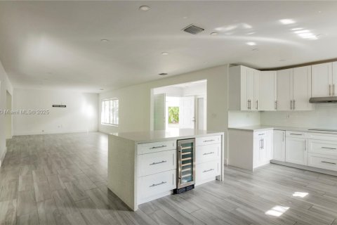 House in Coral Gables, Florida 3 bedrooms, 162.02 sq.m. № 1713497 - photo 6