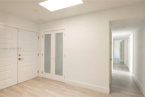 House in Coral Gables, Florida 3 bedrooms, 162.02 sq.m. № 1713497 - photo 15