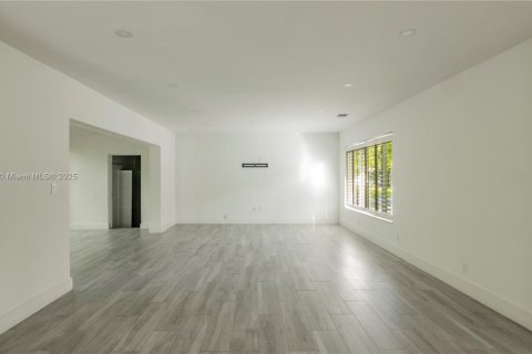 House in Coral Gables, Florida 3 bedrooms, 162.02 sq.m. № 1713497 - photo 7