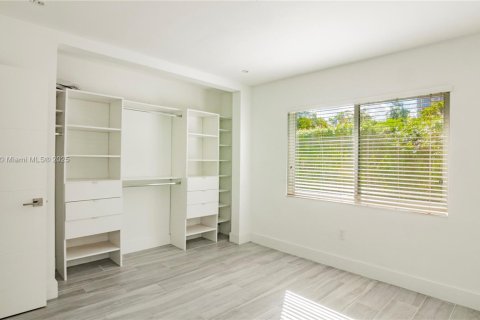 House in Coral Gables, Florida 3 bedrooms, 162.02 sq.m. № 1713497 - photo 17