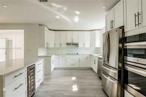 House in Coral Gables, Florida 3 bedrooms, 162.02 sq.m. № 1713497 - photo 10