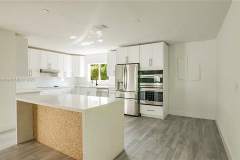 House in Coral Gables, Florida 3 bedrooms, 162.02 sq.m. № 1713497 - photo 9