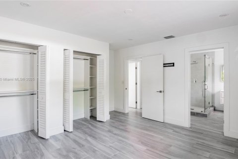 House in Coral Gables, Florida 3 bedrooms, 162.02 sq.m. № 1713497 - photo 21