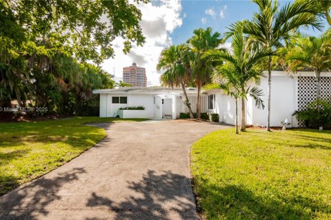 House in Coral Gables, Florida 3 bedrooms, 162.02 sq.m. № 1713497 - photo 2