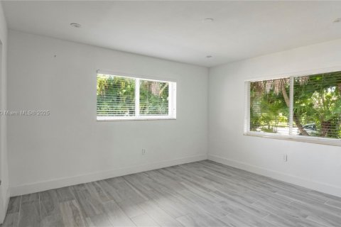 House in Coral Gables, Florida 3 bedrooms, 162.02 sq.m. № 1713497 - photo 22