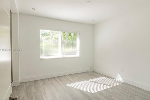 House in Coral Gables, Florida 3 bedrooms, 162.02 sq.m. № 1713497 - photo 16