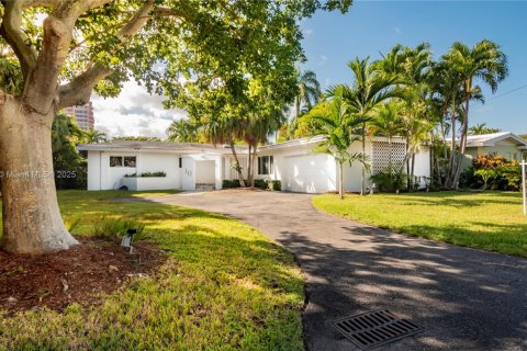 House in Coral Gables, Florida 3 bedrooms, 162.02 sq.m. № 1713497 - photo 1