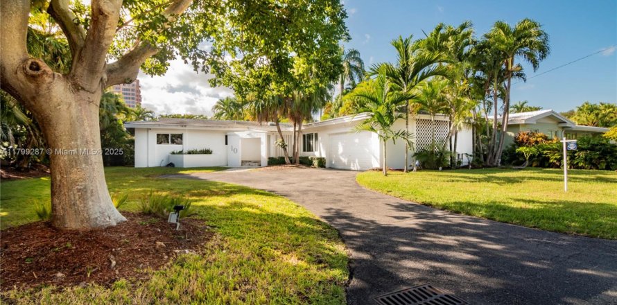 House in Coral Gables, Florida 3 bedrooms, 162.02 sq.m. № 1713497