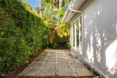 House in Coral Gables, Florida 3 bedrooms, 162.02 sq.m. № 1713497 - photo 25