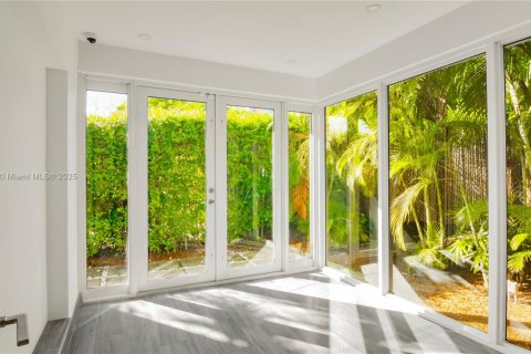 House in Coral Gables, Florida 3 bedrooms, 162.02 sq.m. № 1713497 - photo 13