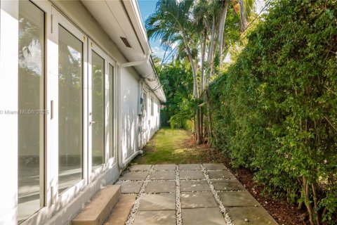 House in Coral Gables, Florida 3 bedrooms, 162.02 sq.m. № 1713497 - photo 24