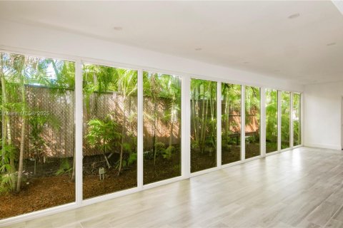 House in Coral Gables, Florida 3 bedrooms, 162.02 sq.m. № 1713497 - photo 12