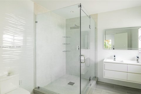 House in Coral Gables, Florida 3 bedrooms, 162.02 sq.m. № 1713497 - photo 18