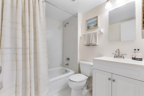 Condominio en venta en Oakland Park, Florida, 2 dormitorios, 90.58 m2 № 2044827 - foto 17