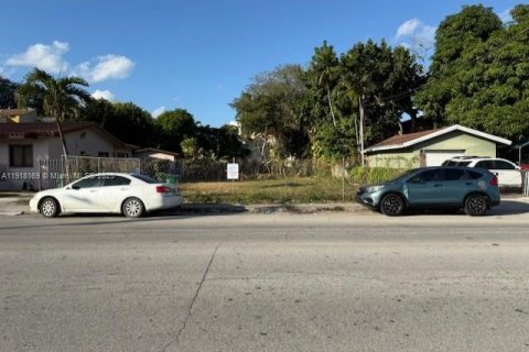 Commercial property in Miami, Florida № 1973007