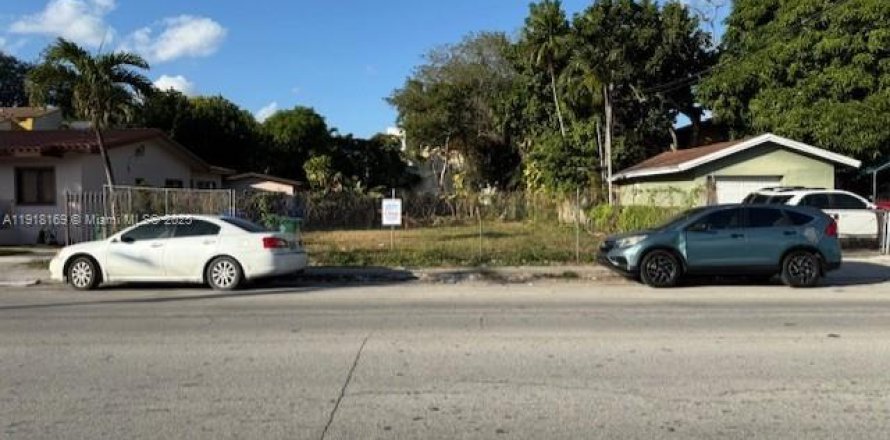 Commercial property in Miami, Florida № 1973007