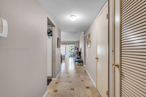 Copropriété à vendre à Hollywood, Floride: 2 chambres, 89.28 m2 № 2089294 - photo 3