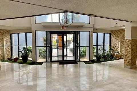 Снять в аренду кондоминиум в Норт-Майами-Бич, Флорида 1 спальня, 73.39м2, № 1956419 - фото 2