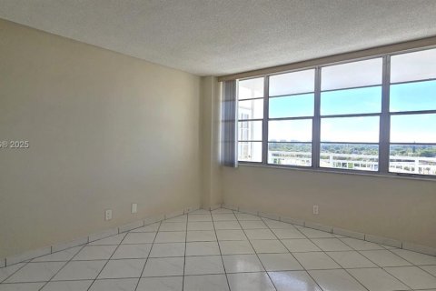 Снять в аренду кондоминиум в Норт-Майами-Бич, Флорида 1 спальня, 73.39м2, № 1956419 - фото 10