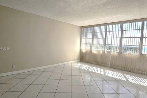 Снять в аренду кондоминиум в Норт-Майами-Бич, Флорида 1 спальня, 73.39м2, № 1956419 - фото 4