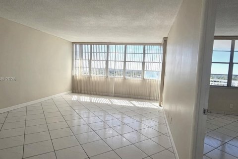 Снять в аренду кондоминиум в Норт-Майами-Бич, Флорида 1 спальня, 73.39м2, № 1956419 - фото 3