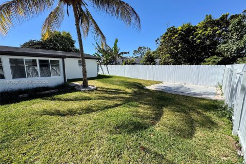 Купить виллу или дом в Хомстед, Флорида 3 спальни, 98.29м2, № 2033960 - фото 15