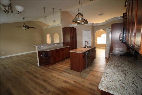 Снять в аренду виллу или дом в Норт-Порт, Флорида 8 комнат, 205.96м2, № 1854026 - фото 6