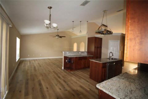 Снять в аренду виллу или дом в Норт-Порт, Флорида 8 комнат, 205.96м2, № 1854026 - фото 11