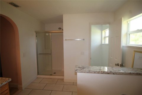 Снять в аренду виллу или дом в Норт-Порт, Флорида 8 комнат, 205.96м2, № 1854026 - фото 14