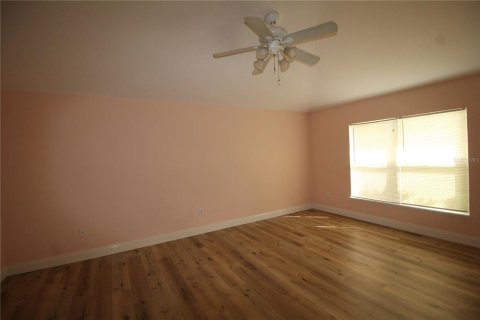 Снять в аренду виллу или дом в Норт-Порт, Флорида 8 комнат, 205.96м2, № 1854026 - фото 12