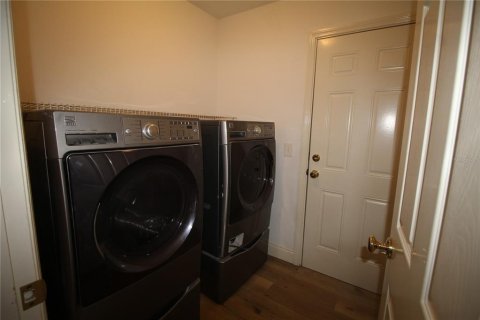 Снять в аренду виллу или дом в Норт-Порт, Флорида 8 комнат, 205.96м2, № 1854026 - фото 15