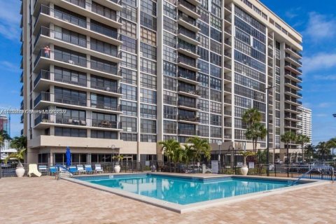 Condo in Hallandale Beach, Florida, 2 bedrooms № 2086941 - photo 30