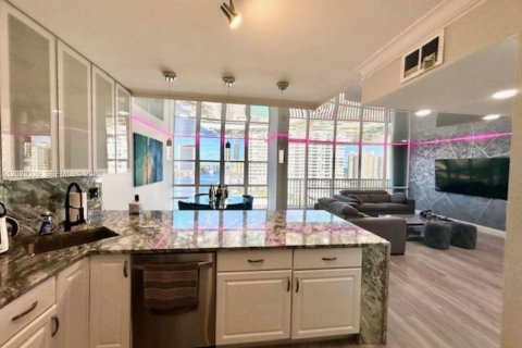 Condo in Hallandale Beach, Florida, 2 bedrooms № 2086941 - photo 10