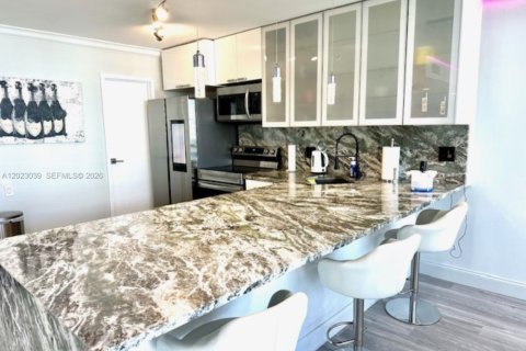 Condo in Hallandale Beach, Florida, 2 bedrooms № 2086941 - photo 9