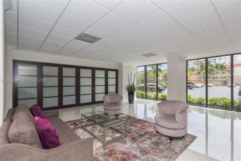 Condo in Hallandale Beach, Florida, 2 bedrooms № 2086941 - photo 22