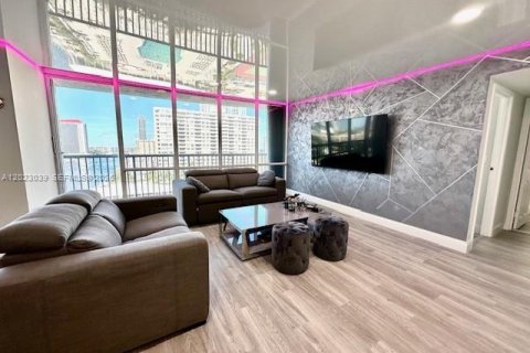 Condo in Hallandale Beach, Florida, 2 bedrooms № 2086941 - photo 12
