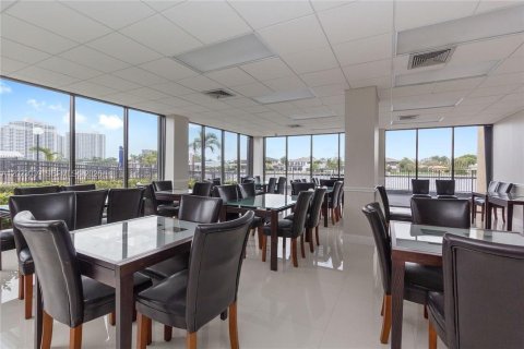 Condo in Hallandale Beach, Florida, 2 bedrooms № 2086941 - photo 24