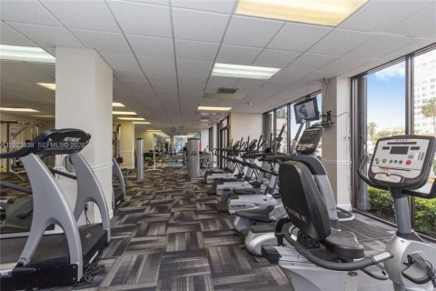 Condo in Hallandale Beach, Florida, 2 bedrooms № 2086941 - photo 27