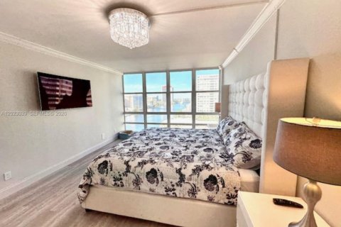 Condo in Hallandale Beach, Florida, 2 bedrooms № 2086941 - photo 16