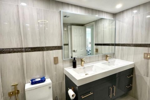 Condo in Hallandale Beach, Florida, 2 bedrooms № 2086941 - photo 19