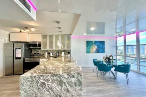 Condo in Hallandale Beach, Florida, 2 bedrooms № 2086941 - photo 4