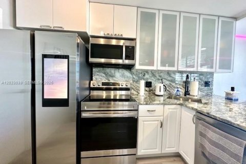 Condo in Hallandale Beach, Florida, 2 bedrooms № 2086941 - photo 7