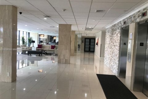 Condo in Hallandale Beach, Florida, 2 bedrooms № 2086941 - photo 23