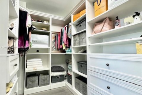 Condo in Hallandale Beach, Florida, 2 bedrooms № 2086941 - photo 17