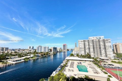 Condo in Hallandale Beach, Florida, 2 bedrooms  № 2086941