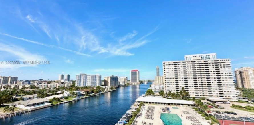 Condo in Hallandale Beach, Florida, 2 bedrooms № 2086941