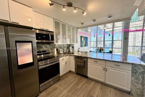 Condo in Hallandale Beach, Florida, 2 bedrooms № 2086941 - photo 8