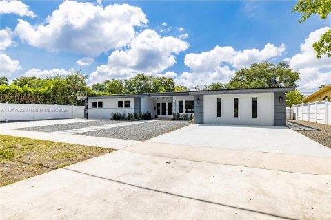 Villa ou maison à vendre à Miami, Floride: 5 chambres, 263.56 m2 № 1849143 - photo 1